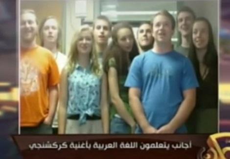  أجانب يتعلمون العربية بأغنية كركشنجي