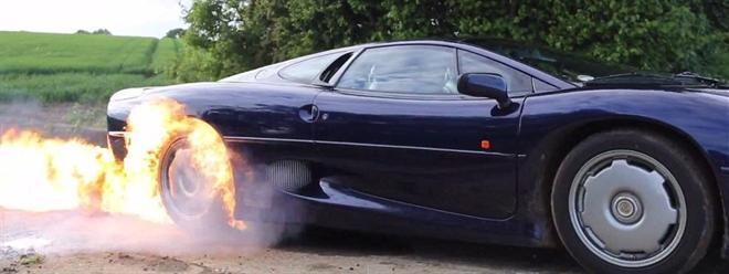 بالفيديو Jaguar XJ220 تشتعل بنيران سرعتها