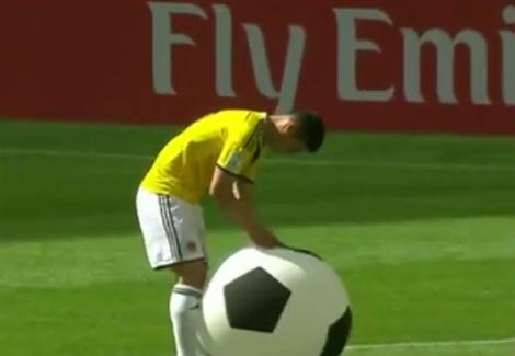 ''كرة عملاقة'' تقتحم ملعب مباراة كولومبيا وكوت ديفوار بالمونديال