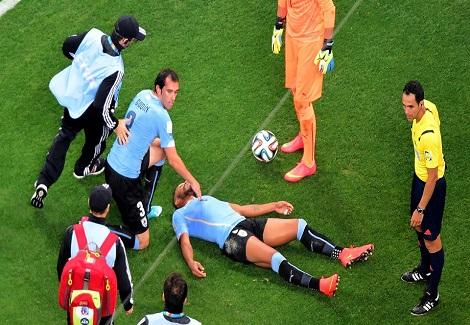 لاعب أوروجواي يرفض مغادرة الملعب رغم طلب الجهاز الطبي
