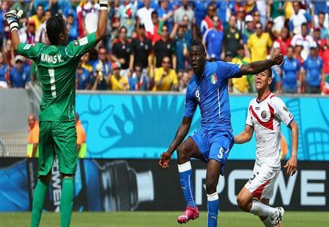 بالوتيلي يضيع فرصة غريبة في هزيمة إيطاليا أمام كوستاريكا