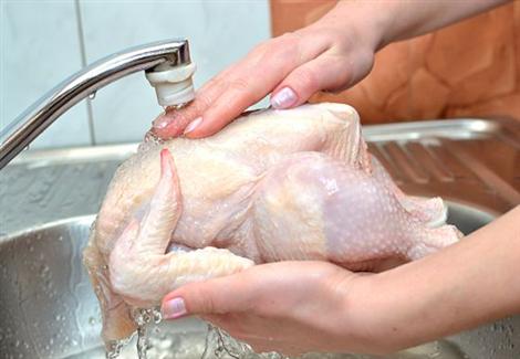 خبراء: غسل الدجاج قبل الطهي قد يؤدي لـ "تسمم غذائي"