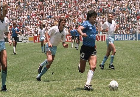 الهدف الأول لمارادونا أمام إنجلترا عام 1986