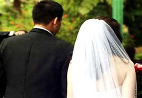 عروس لبنانية تطلق النار من سلاح آلى فى ليلة زفافها