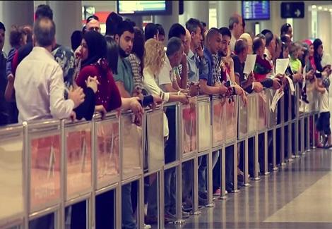 لبناني يفاجئ حبيبته بطلب يدها في المطار بمصاحبة فرقة موسيقية