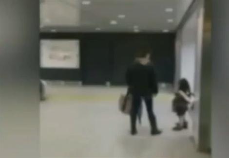 أم تركل ابنتها بالحذاء في رأسها لتثنيها عن البكاء في محطة قطار بطوكيو