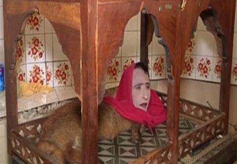 ''كائن'' برأس امرأة وجسد ثعلب في حديقة حيوان كراتشي