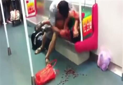 شخص يأكل ''بني آدم'' في المترو وهو حي أمام الناس في الصين
