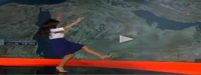 بالفيديو: مذيعة العربية" تتزحلق" على الهواء فى نشرة الطقس  