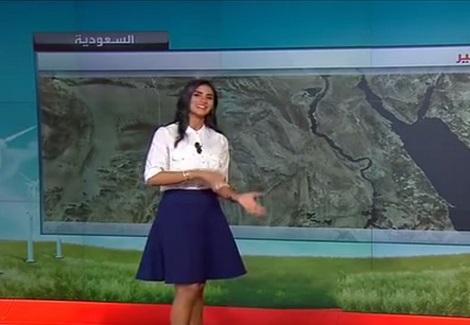 سقوط مذيعة قناة العربية على الهواء أثناء تقديم النشرة الجوية