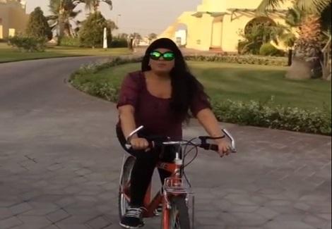 فيفي عبدة تدعو جمهورها لركوب الدراجات