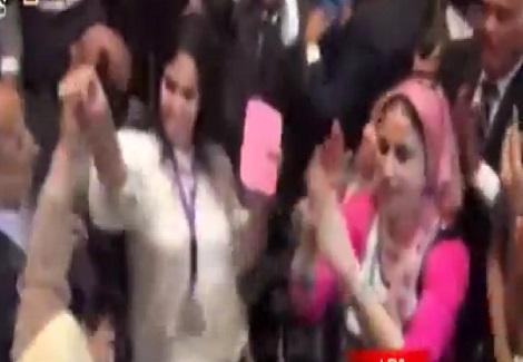 رقص الاعلاميين بداخل هيئة الاستعلامات بعد اعلان اسم السيسى بفوزه الساحق فى الانتخابات الرئاسية 