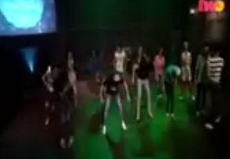  مجموعة من الشباب يرقصون بطريقة جنونية على أغاني المهرجانات