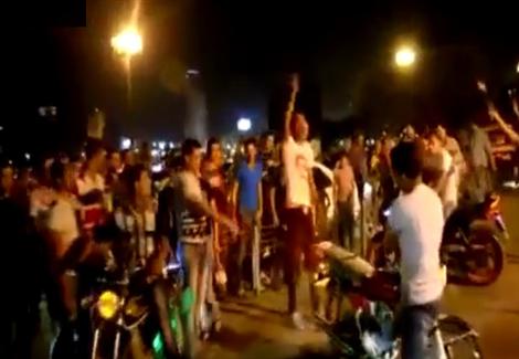 إحتفلاً بتنصيب السيسى .. شاب يشعل النار بالموتسيكل أثناء الرقص بميدان التحرير