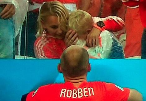 روبن يواسي ابنه بعد فشل هولندا في التأهل لنهائي المونديال