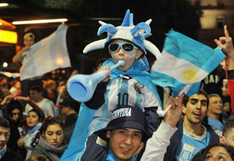 ردود فعل مواطني الأرجنتين في الطائرة بعد التأهل لنهائي المونديال