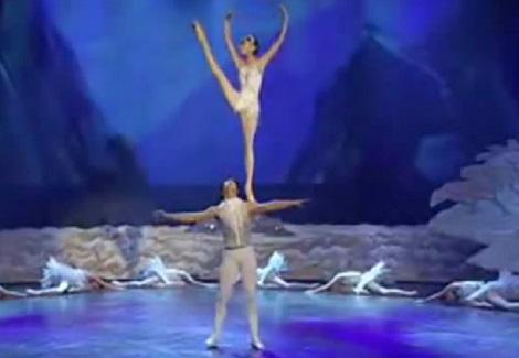 "الرقصة المستحيلة" .. راقصات صينيات يبدعن فى عرض "بحيرة البجع"