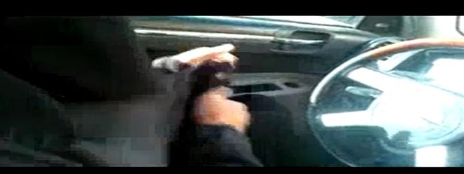 فيديو : شاب سعودى يتنكر فى زى امرأة ويتجول بسيارته