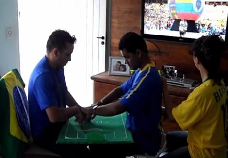 برازيليان يبتكران طريقة لتمكين صديقهما الأصم والكفيف من الاستمتاع بكأس العالم
