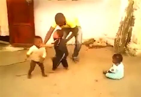 طفل يدافع عن اخواته الصغار "ببسالة"