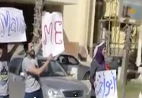 طالبة مصرية تنظم وقفة لطلب الزواج من زميلها على نغمات «كلي ملكك» 