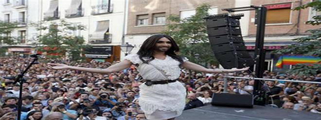 "المغنية الملتحية" تحيي أسبوع احتفالات المثليين في مدريد