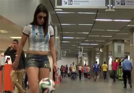 النجمة الأرجنتينية "فيوريلا كاستيلو" تستعرض مهاراتها الكروية بالبرازيل 