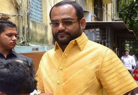 رجل أعمال هندي يرتدي قميصا من الذهب