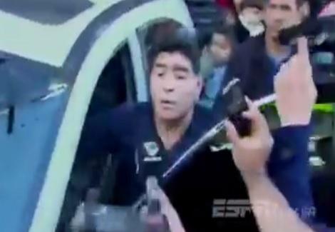 مارادونا يصفع صحفيا على وجهه