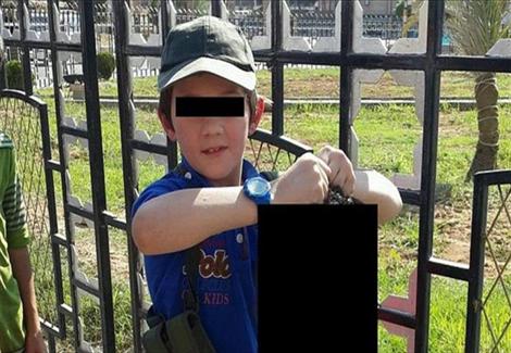أسترالي يقاتل مع "داعش" ينشر صورة لابنه ممسكا برأس جندي مقطوع