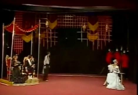 مقطع من مسرحية ''كعبلون'' يداعب فيها سعيد صالح احد جمهوره بموضوع خروجه عن النص 