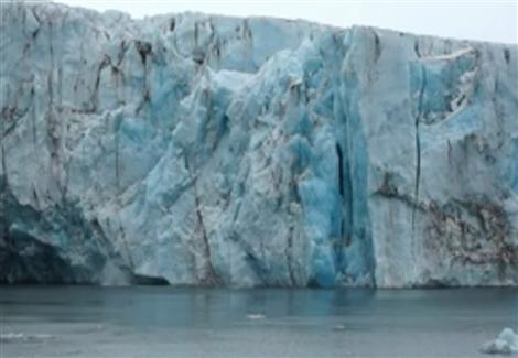 كاميرا ترصد إنهيار جبل جليدى هائل داخل بحيرة