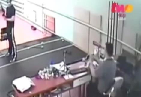  لاعب رمايه يقتل مدربه اثناء التدريب امام الكاميرات عن طريق الخطأ