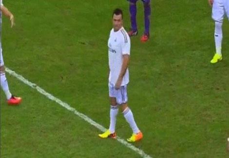 مشجع يخدع لاعبي ريال مدريد ويلعب معهم بقميص رونالدو أمام فيورنتينا