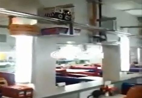 قطار آلي يُوصل الطلبات للزبائن داخل صالة المطعم