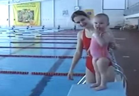  طفل معجزة لم يتجاوز عاما يسبح فى حمام السباحة