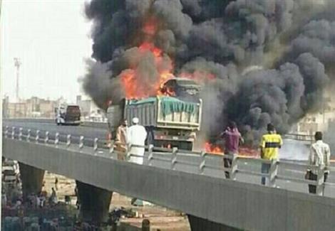 شرارة سيارة أشعلت النيران.. رئيس "أنابيب البترول" يكشف سبب حريق الطريق الصحراوي  