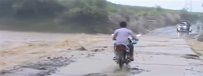 سائق دراجة نارية يحاول تحدى سيل جارف من المياه .. و النتيجة ؟ 