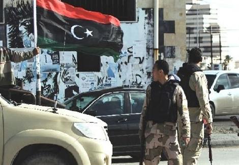 لحظة اقتحام عناصر "فجر ليبيا" السفارة الأمريكية بطرابلس