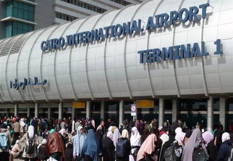 منع راكبين مصريين من السفر والقبض على ثالث بمطار القاهرة منع راكبين مصريين من السفر والقبض على ثالث بمطار القاهرة