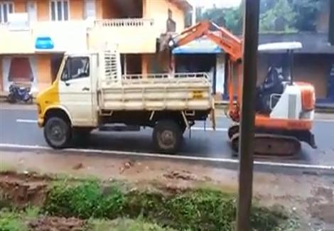 سائق حفارة هندي يصعد على ظهر شاحنة بطريقة إحترافية 