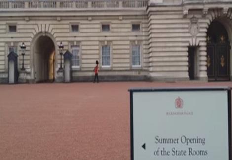 كاميرا ترصد احد الحراس يتراقص أمام قصر الملكة البريطانية