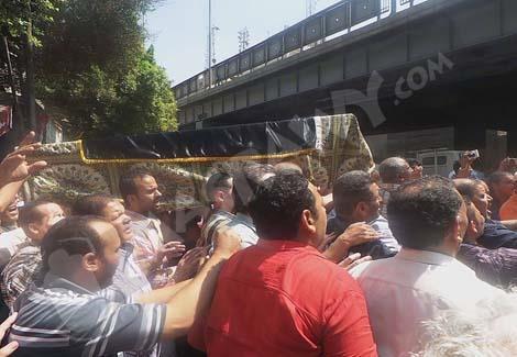 صحفيون وفنانون يشيعون جثمان أحمد رجب من أمام ''أخبار اليوم''