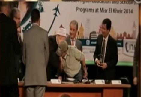 محمد هنيدي يقبل يد د. علي جمعة ويعلق عالم جليل من ورثة الأنبياء
