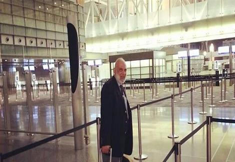 اللقطات الأولى لترحيل "وجدي غنيم" من مطار "الدوحة" القطري 
