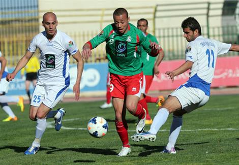 لاعب اردني يلتقط "سيلفي" مع زملائه احتفالا بتسجيل هدف