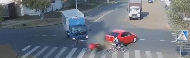 بالفيديو: سائق دراجة هوائية ينجو بأعجوبة من حادث مزدوج 