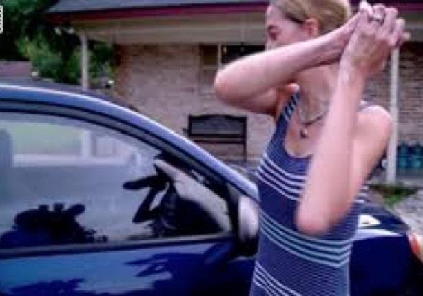 امرأة تكسر زجاج سيارة بيديها لإنقاذ طفل داخلها