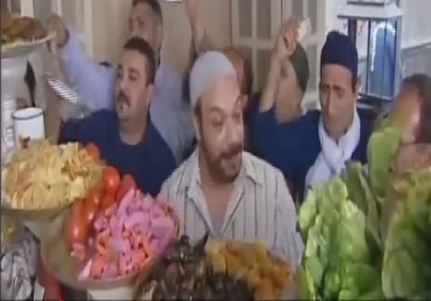 مشهد من مسلسل تاجر السعادة للفنان الراحل "خالد صالح"