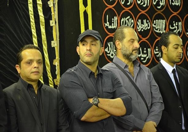 هنيدي والصاوي والسقا يستقبلون المعزين في وفاة "خالد صالح"